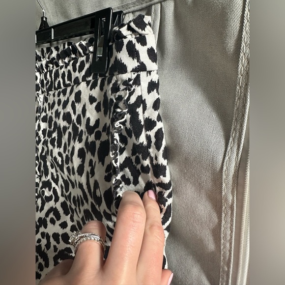 J. Crew Factory Shorts Sz 8 Womens Linen Blend Ruffle Black White Leopard Print - Picture 2 of 5